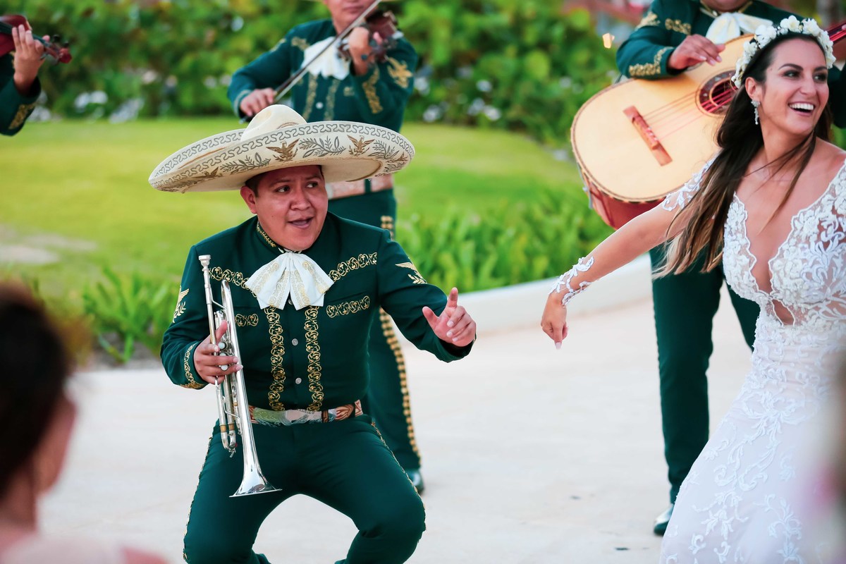 fotos de casamento na praia no caribe no hotel hyatt ziva all inclusive em cancun no mexico casal de noivos pricila e rafael fotografia pelo fotografo denis silveira destination wedding