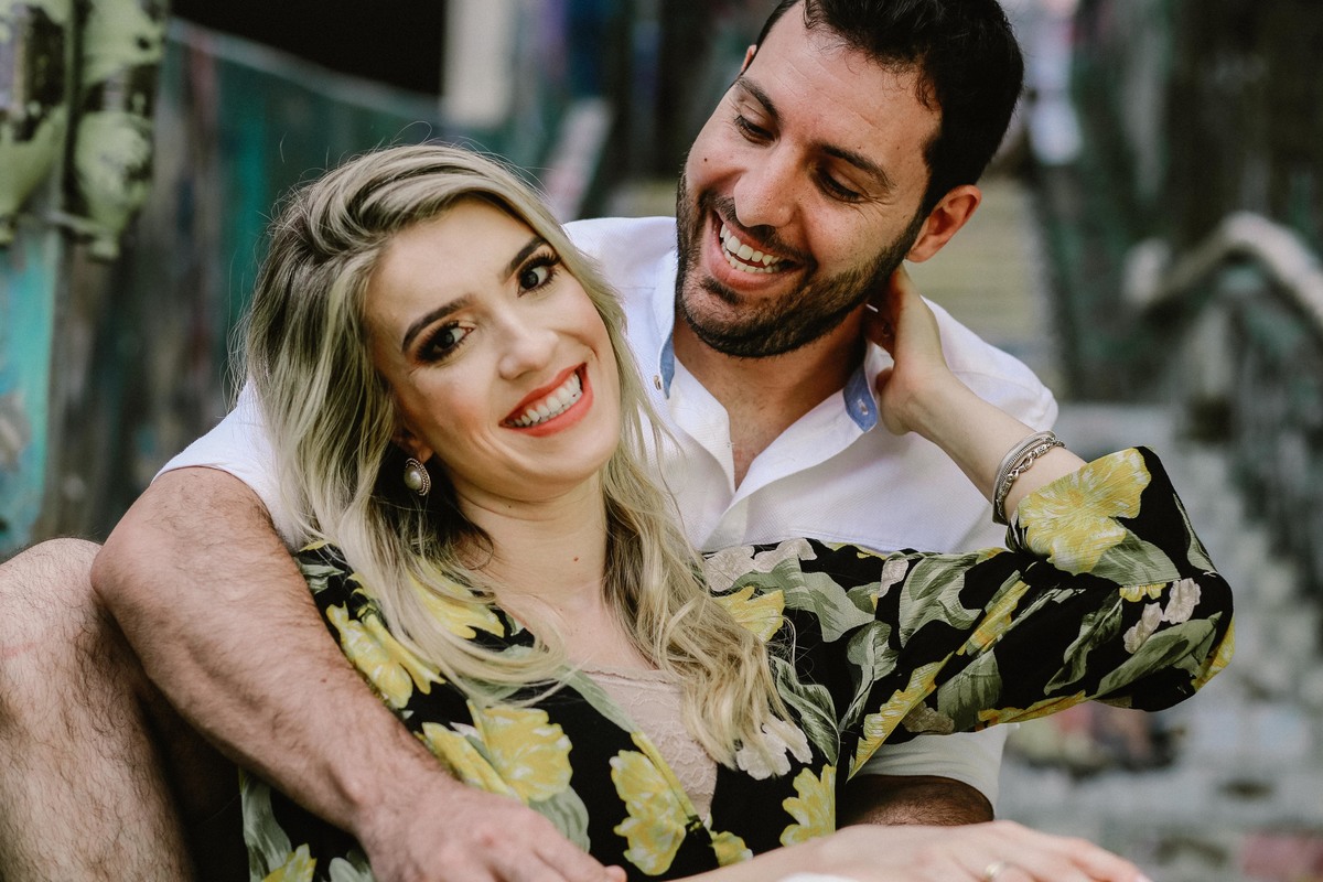 fotos de ensaio de casal pré wedding noivos gabriela e paulo no beco do batman em sao paulo fotos do fotografo denis silveira fotografia