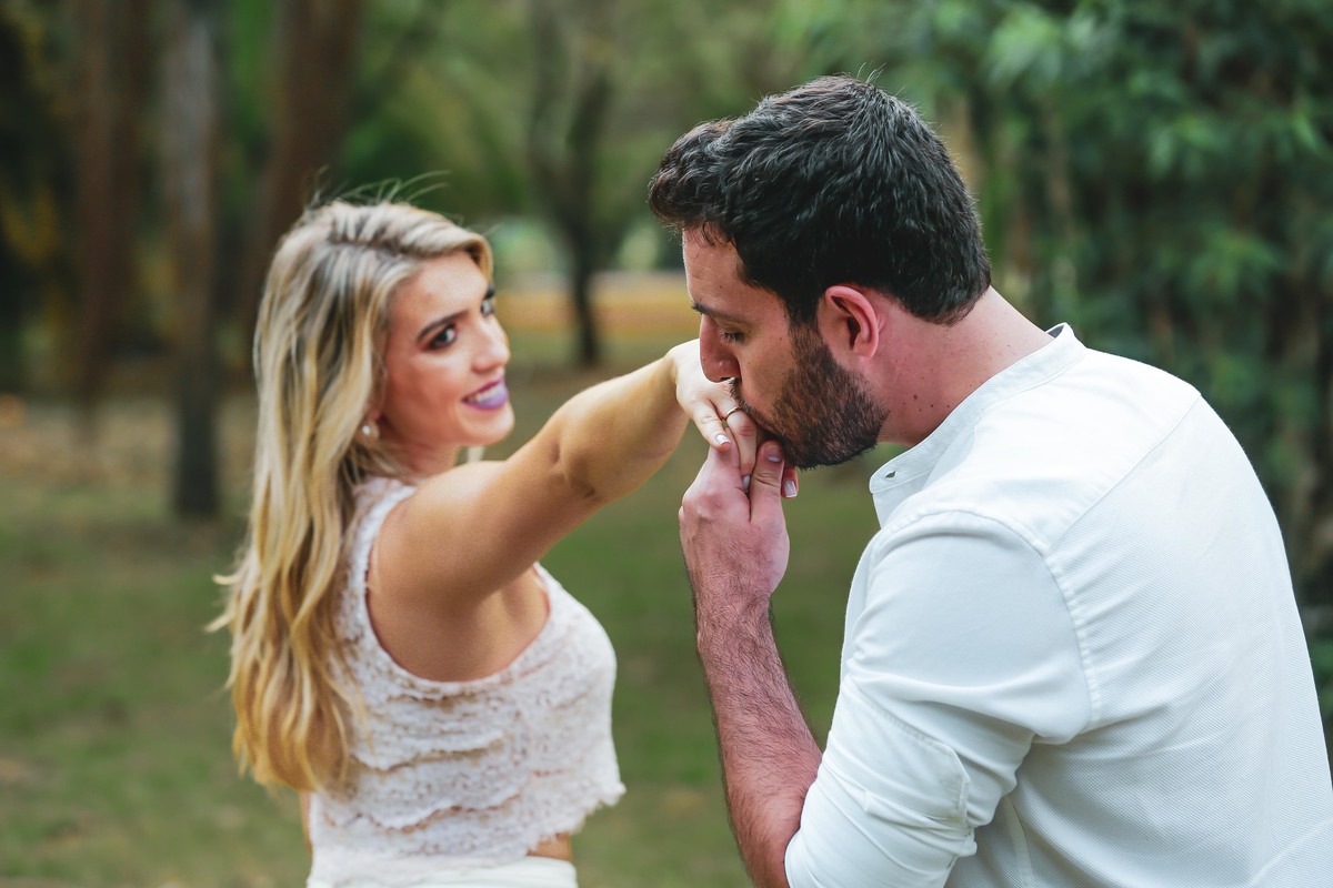 fotos de ensaio de casal pré wedding noivos gabriela e paulo no beco do batman em sao paulo fotos do fotografo denis silveira fotografia