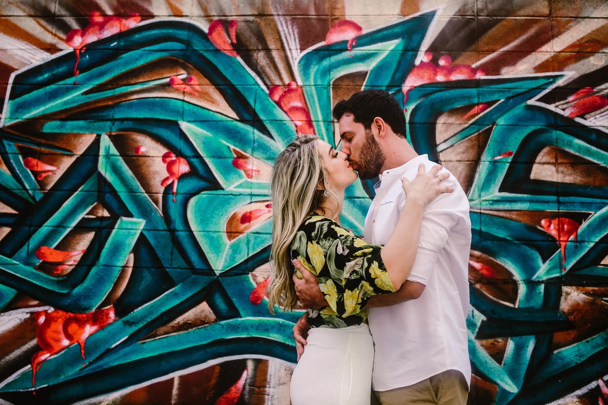 fotos de ensaio de casal pré wedding noivos gabriela e paulo no beco do batman em sao paulo fotos do fotografo denis silveira fotografia