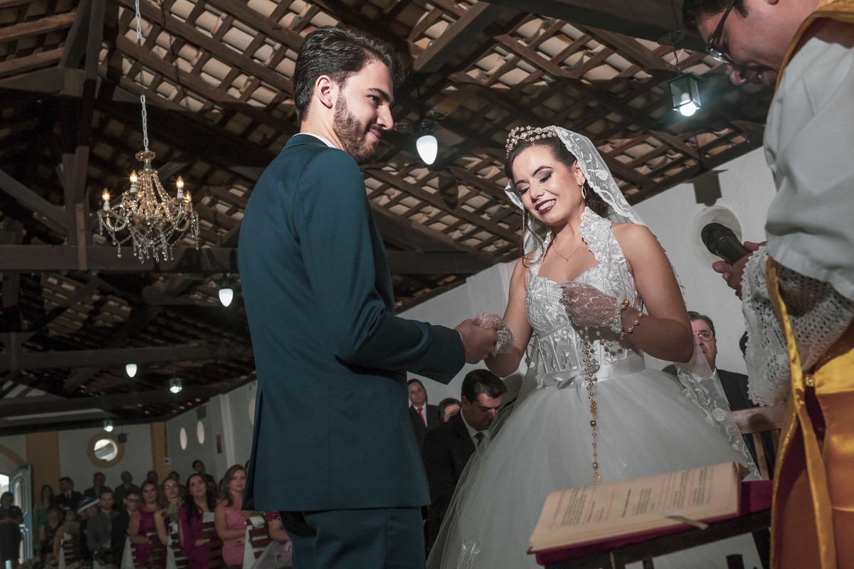 fotografia casamento de dia em fazenda do casal de noivos milena e andre em valinhos sp fotos pelo fotografo denis silveira