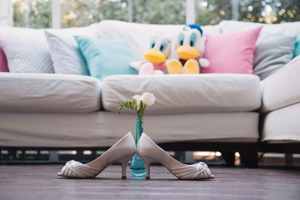 sapatos da noivoa e patos ao fundo