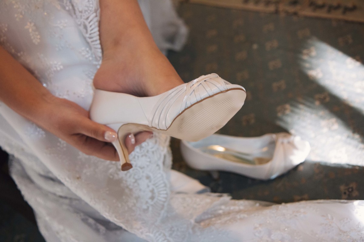 noiva colocando os sapatos