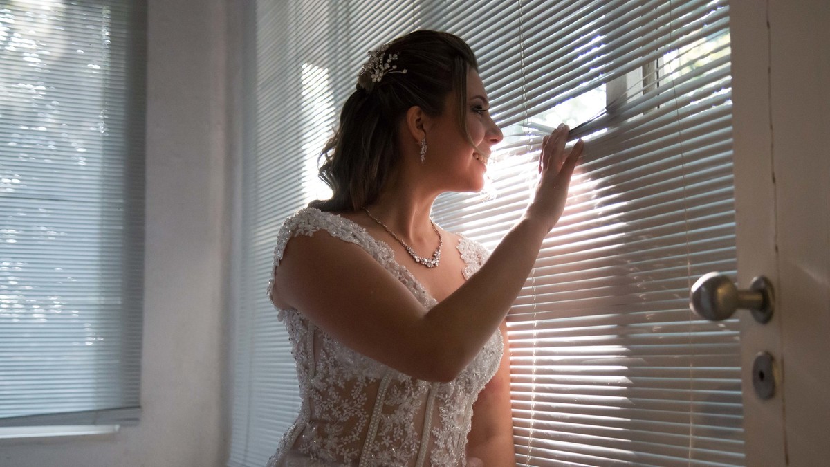 noiva espiando na janela