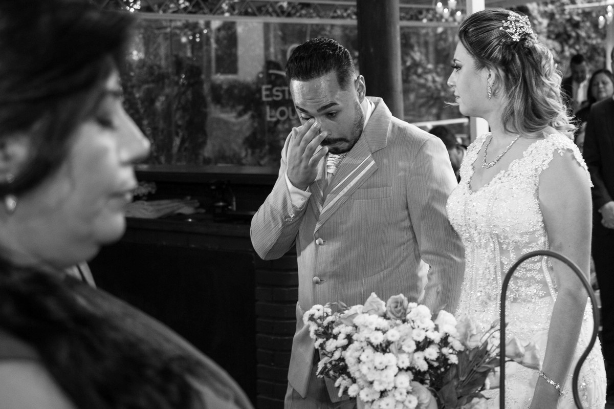 noivo limpa lagrimas em cerimonia