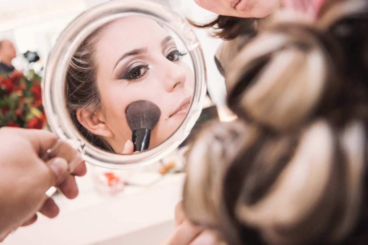 noiva fazendo maquiagem