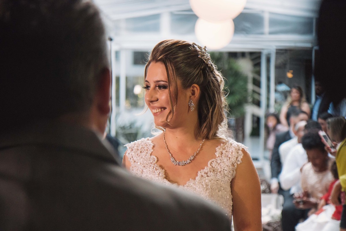 noiva sorrindo em cerimonia