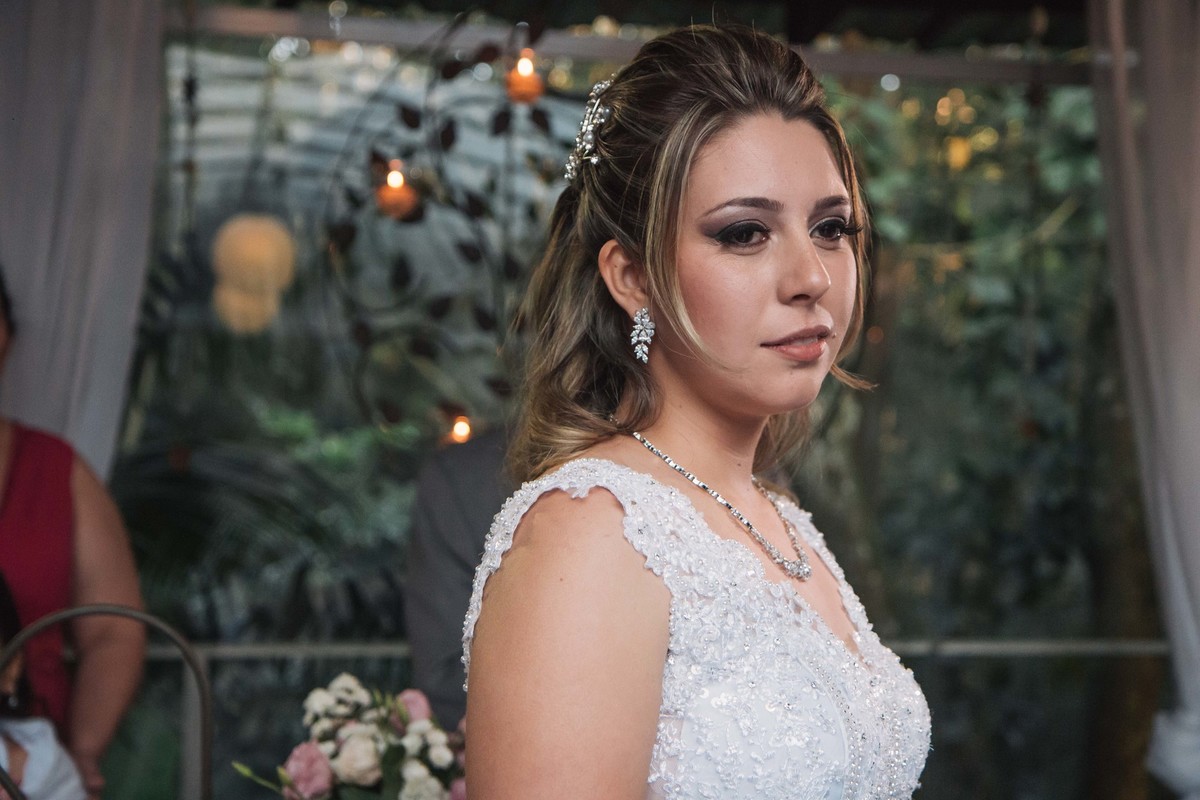 noiva emocionada em cerimonia