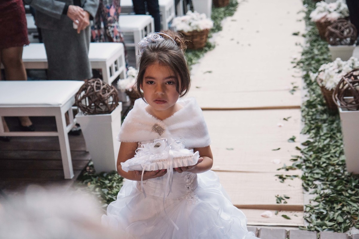 dama de honra com as alianças