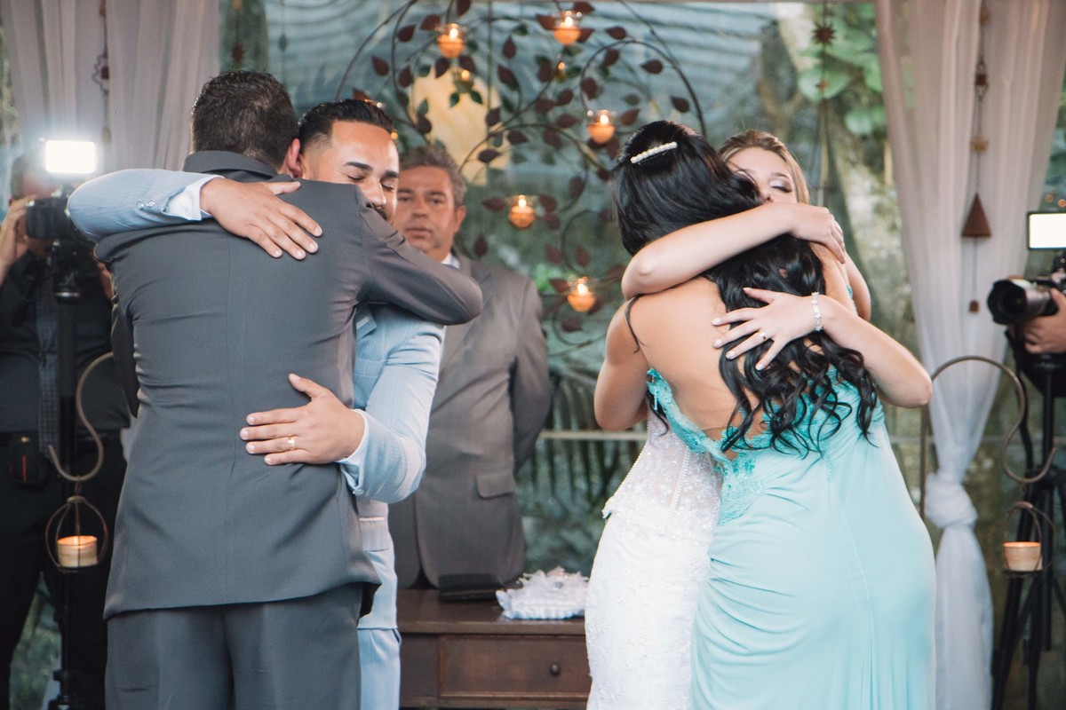 noivos abraçam os padrinhos