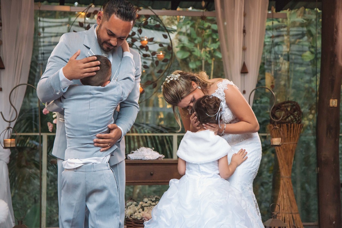 noivos abraçam os pajens