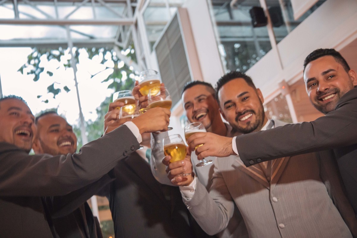 noivo brinda com os padrinhos