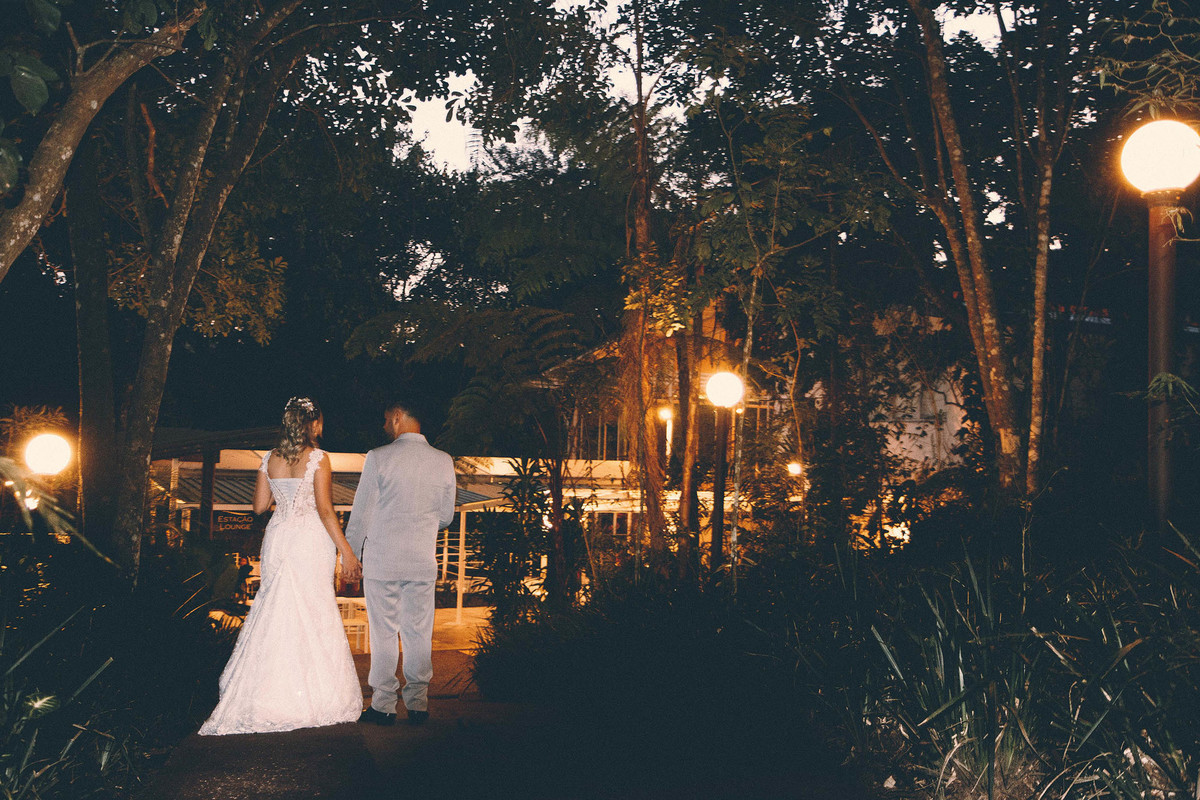 noivos caminhando em ensaio pos casamento