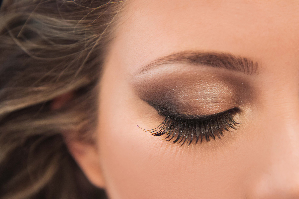 olhos fechados da noiva em making off