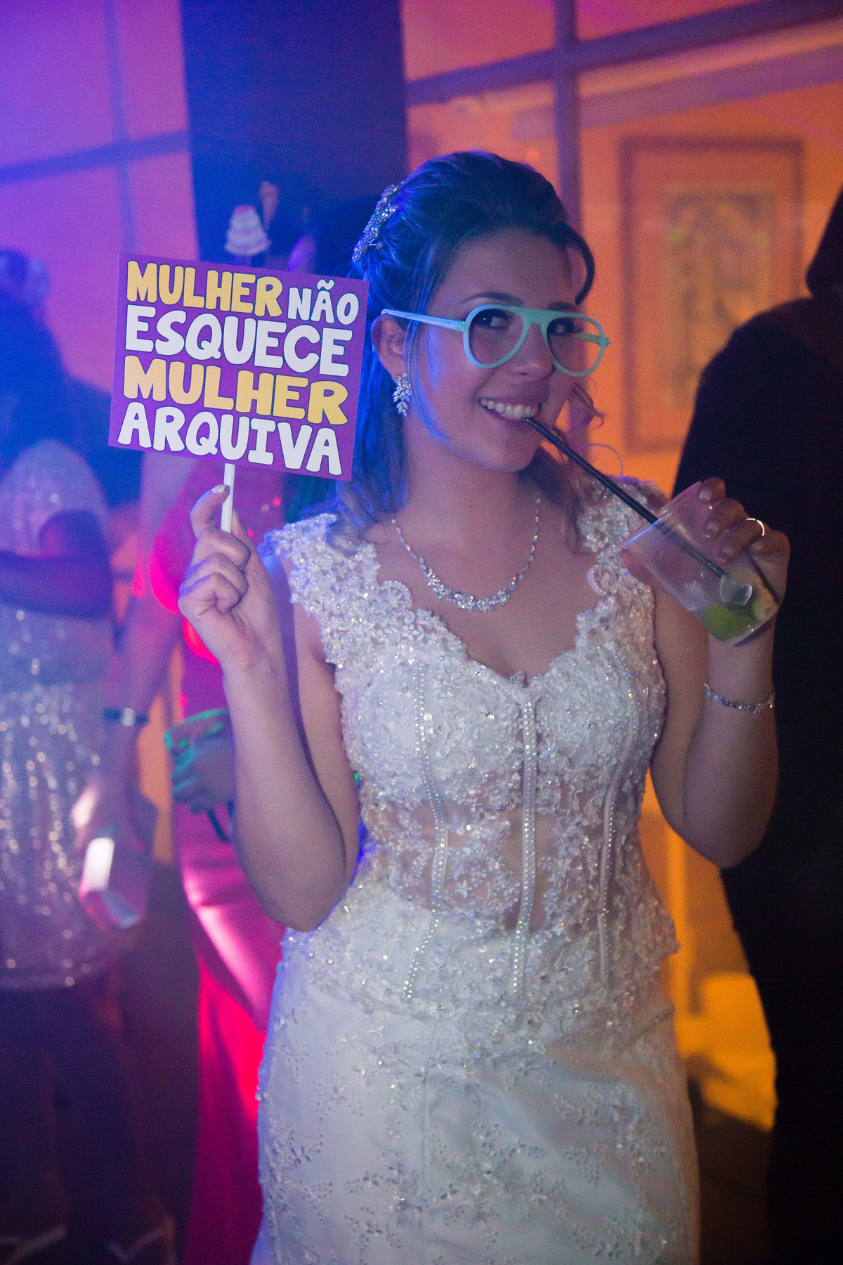 noiva em festa com placa