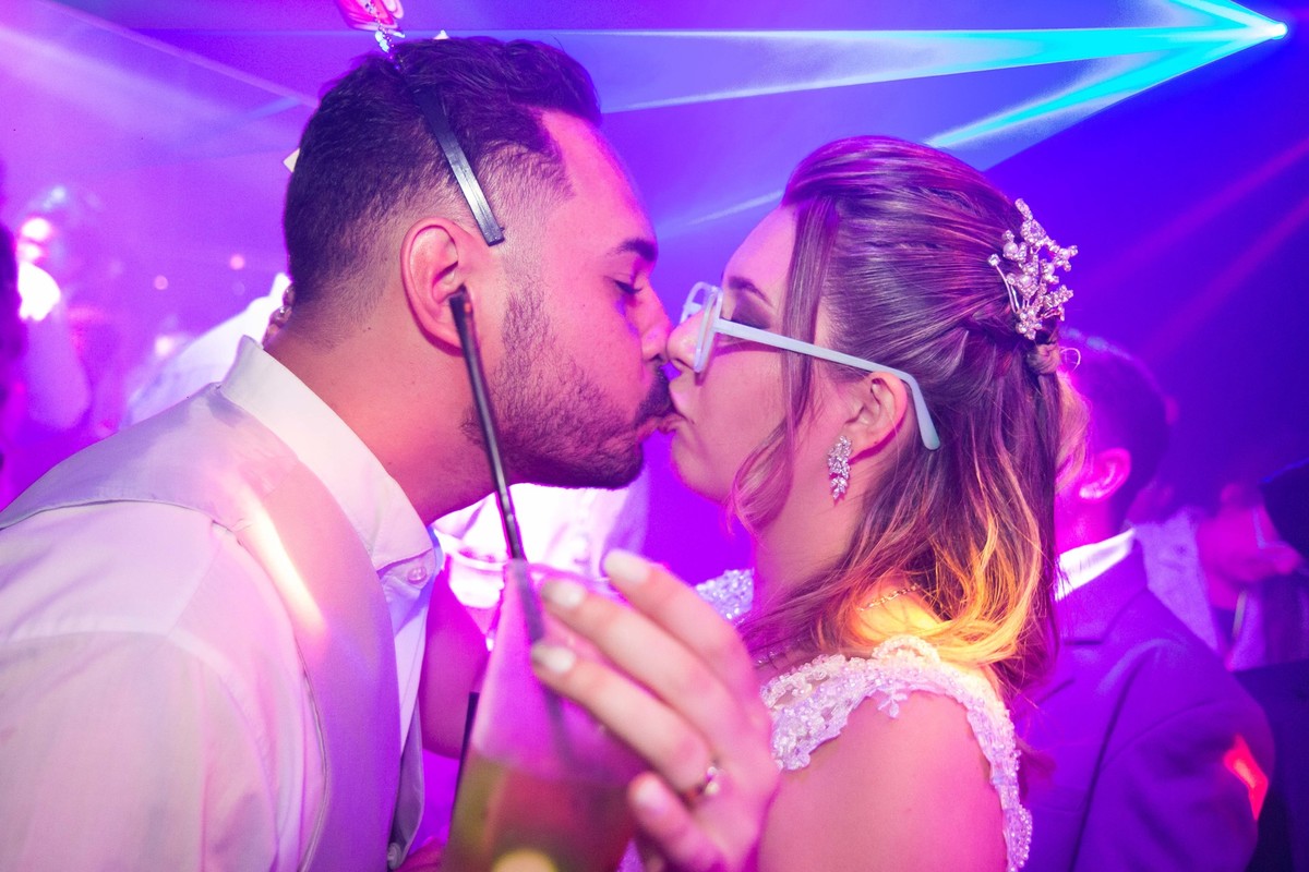 beijos dos noivos na pista de dança