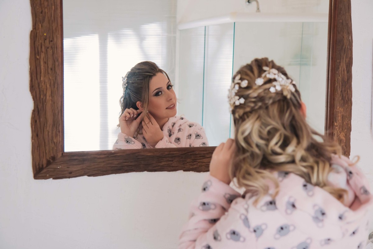 noiva colocando os brincos