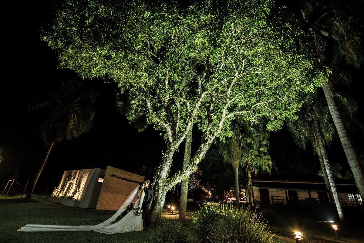 fotos casamento casal de noivos tatiana e michell no espaco portal da serra eventos em mogi das cruzes sao paulo pelo fotografo denis silveira fotografia