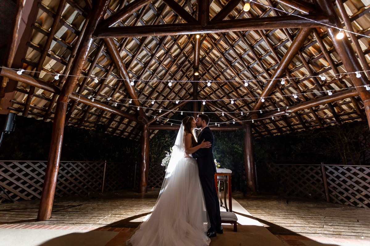 fotografia casamento casal noivos priscilla e matheus no espaco kratos em vinhedo sp imagens pelo fotografo denis silveira
