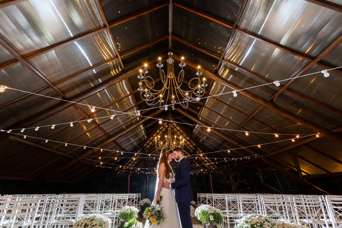 fotografia casamento casal noivos priscilla e matheus no espaco kratos em vinhedo sp imagens pelo fotografo denis silveira