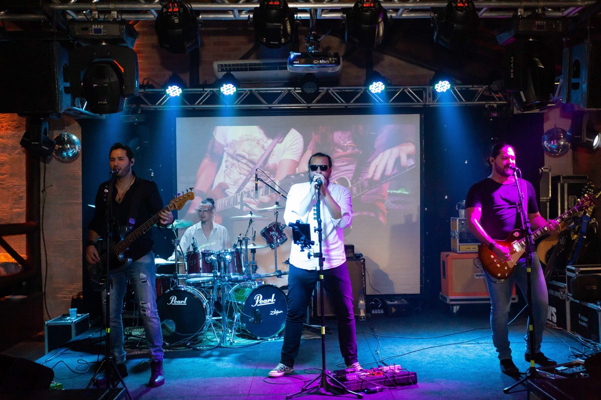 fotografia casamento casal noivos priscilla e matheus no espaco kratos em vinhedo sp imagens pelo fotografo denis silveira