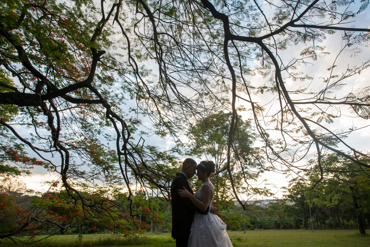 fotos de casamento realizado em indaiatuba sp do casal de noivos leticia e evandro cerimonia religiosa em igreja fotografo denis silveira fotografia