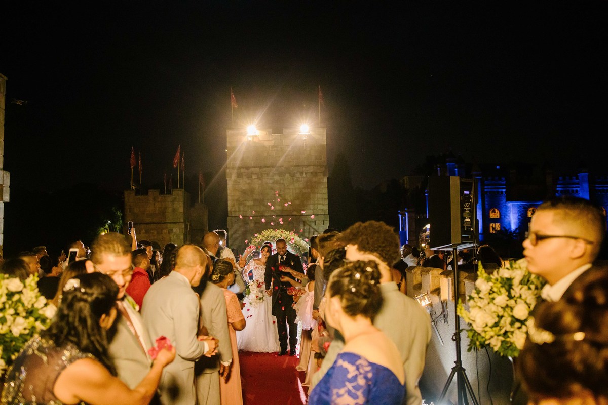 fotos de casamento no castelo dos vinhais em vinhedo casal de noivos elisangela e alberto fotografia pelo fotografo denis silveira