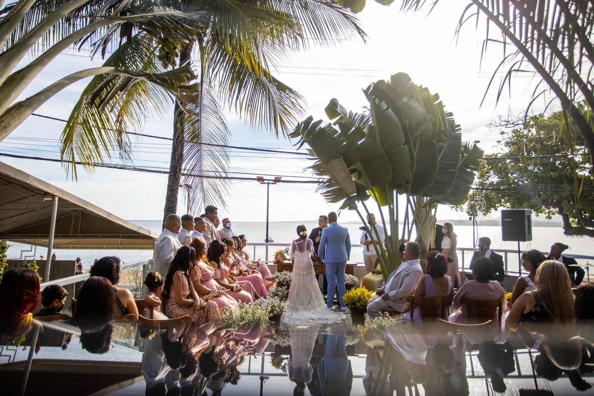fotos de casamento no rio de janeiro casal de noivos maiara e leonardo no espaço bora bora fotografia pelo fotografo denis silveira