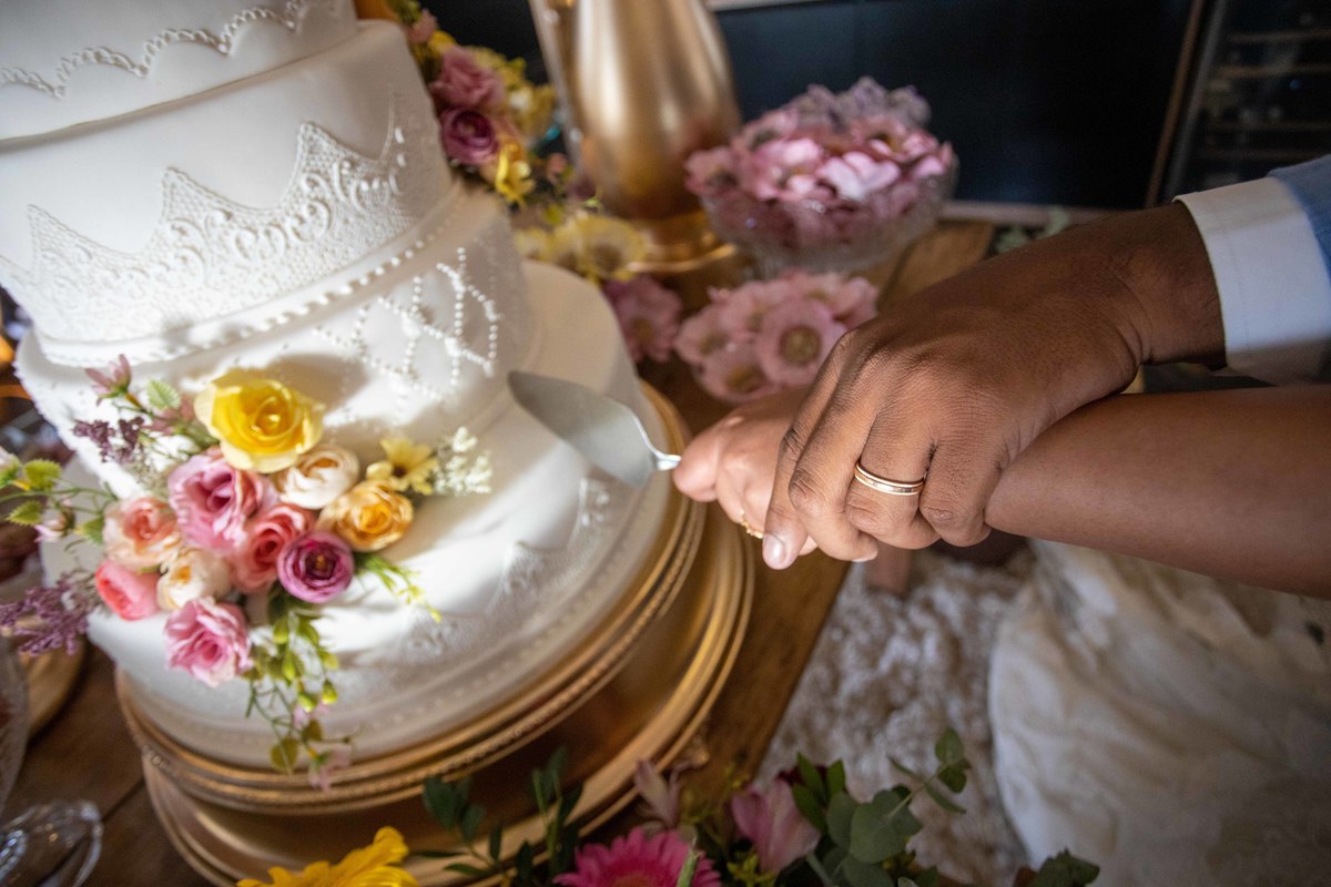 fotos de casamento no rio de janeiro casal de noivos maiara e leonardo no espaço bora bora fotografia pelo fotografo denis silveira