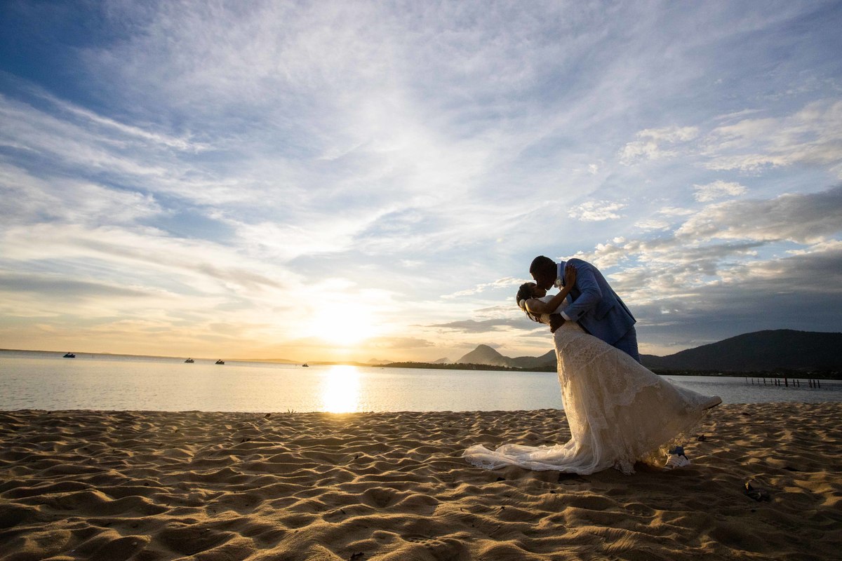 fotos de casamento no rio de janeiro casal de noivos maiara e leonardo no espaço bora bora fotografia pelo fotografo denis silveira