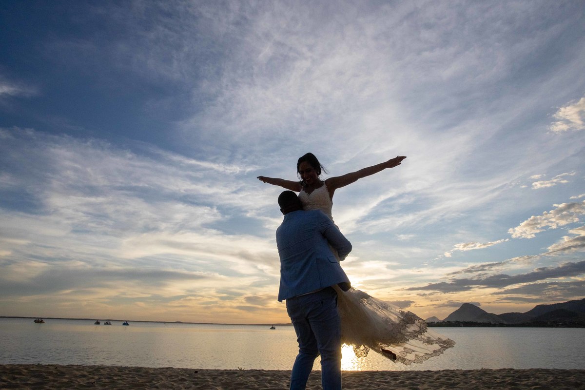 fotos de casamento no rio de janeiro casal de noivos maiara e leonardo no espaço bora bora fotografia pelo fotografo denis silveira