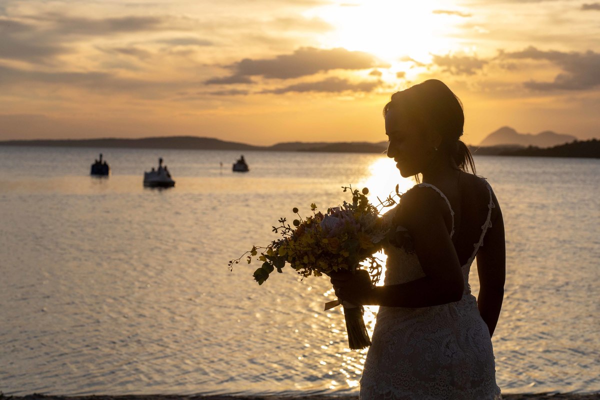 fotos de casamento no rio de janeiro casal de noivos maiara e leonardo no espaço bora bora fotografia pelo fotografo denis silveira