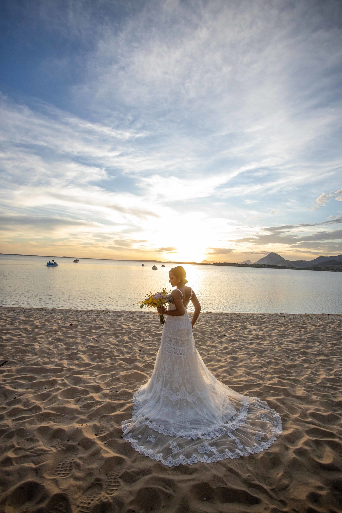 fotos de casamento no rio de janeiro casal de noivos maiara e leonardo no espaço bora bora fotografia pelo fotografo denis silveira