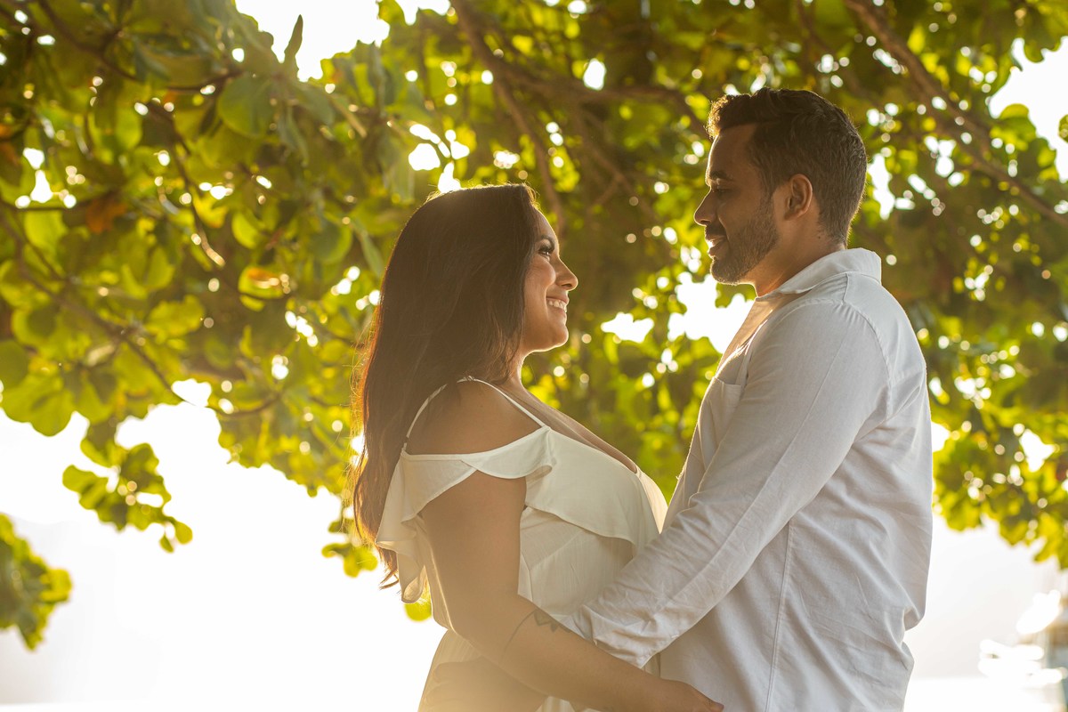 ensaio casal noivos pre wedding monica e felife na praia em ilha bela sp fotos pelo fotografo denis silveira