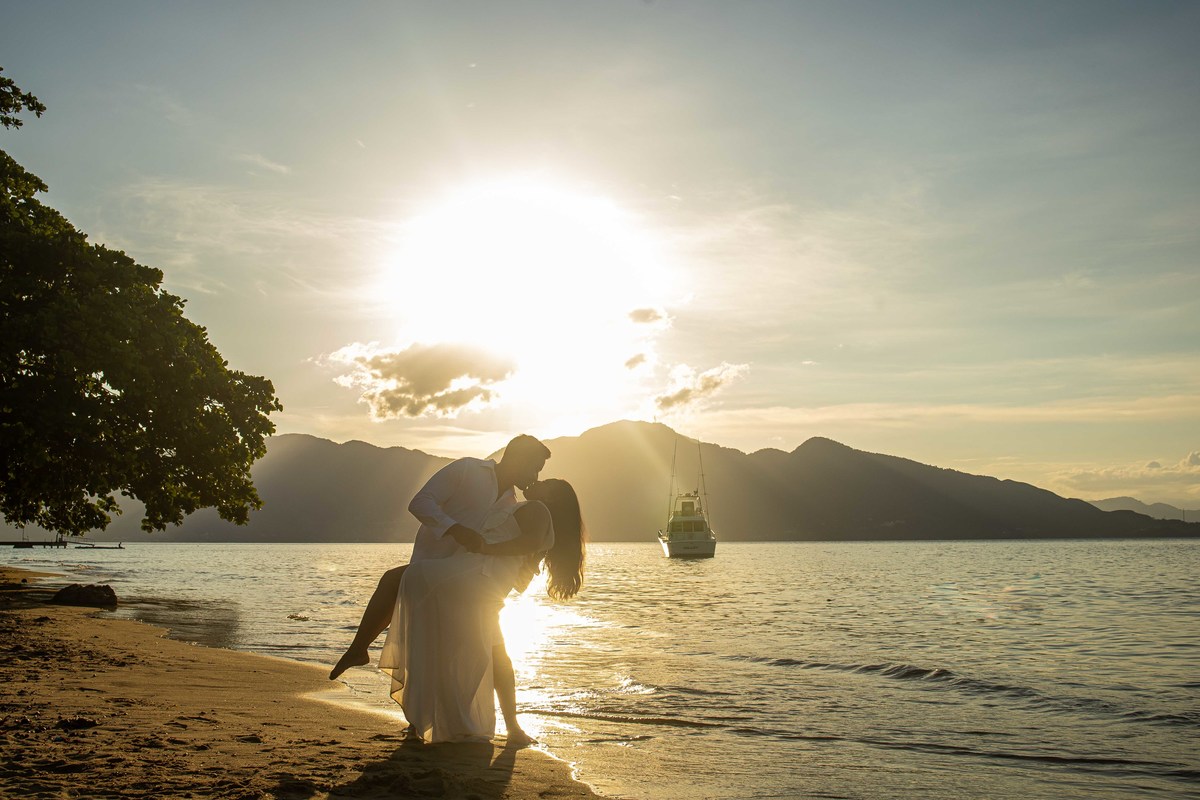 ensaio casal noivos pre wedding monica e felife na praia em ilha bela sp fotos pelo fotografo denis silveira