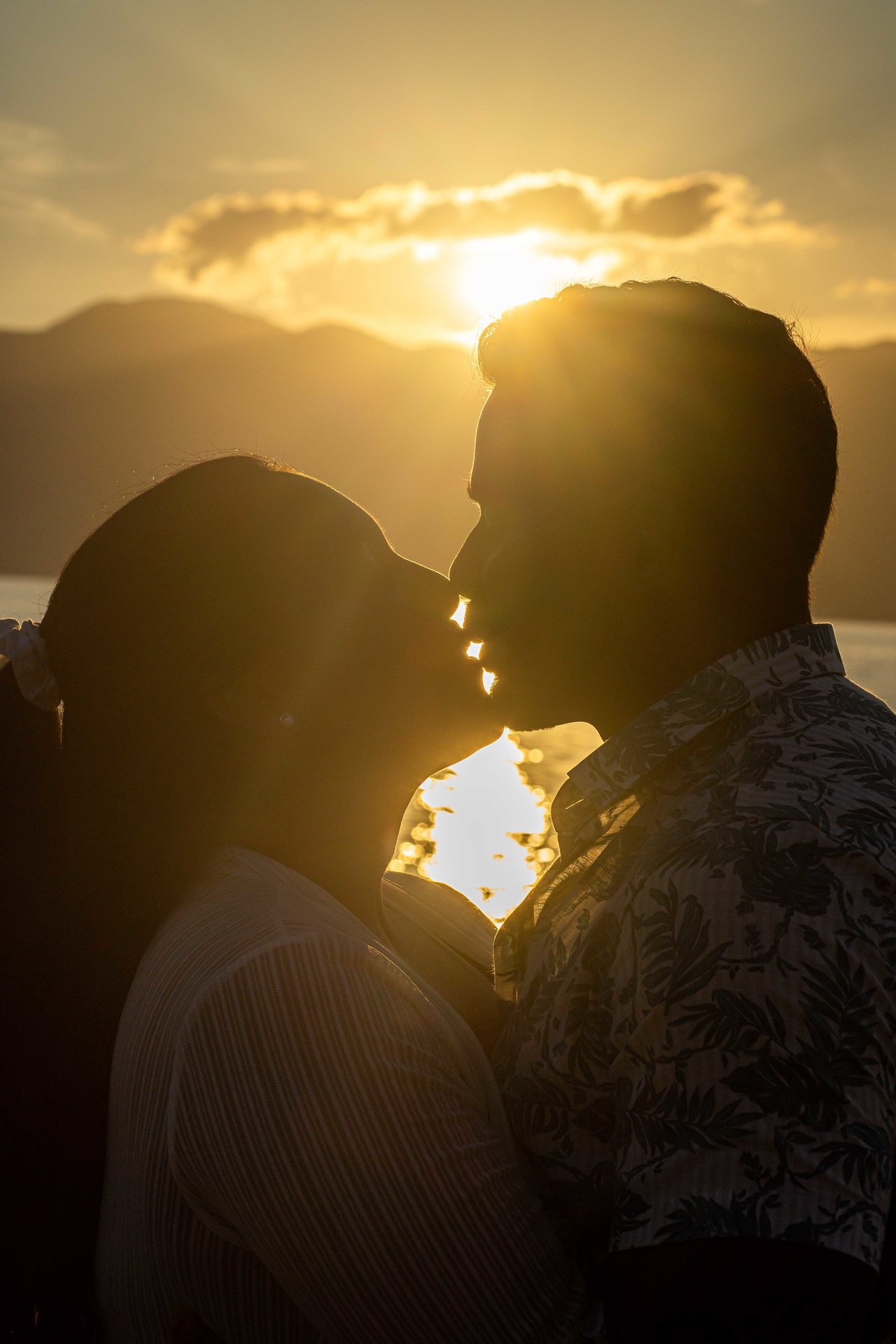 ensaio casal noivos pre wedding monica e felife na praia em ilha bela sp fotos pelo fotografo denis silveira