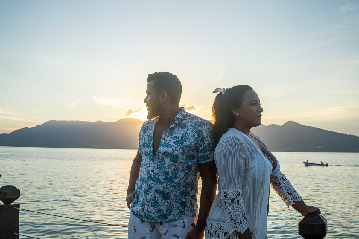ensaio casal noivos pre wedding monica e felife na praia em ilha bela sp fotos pelo fotografo denis silveira