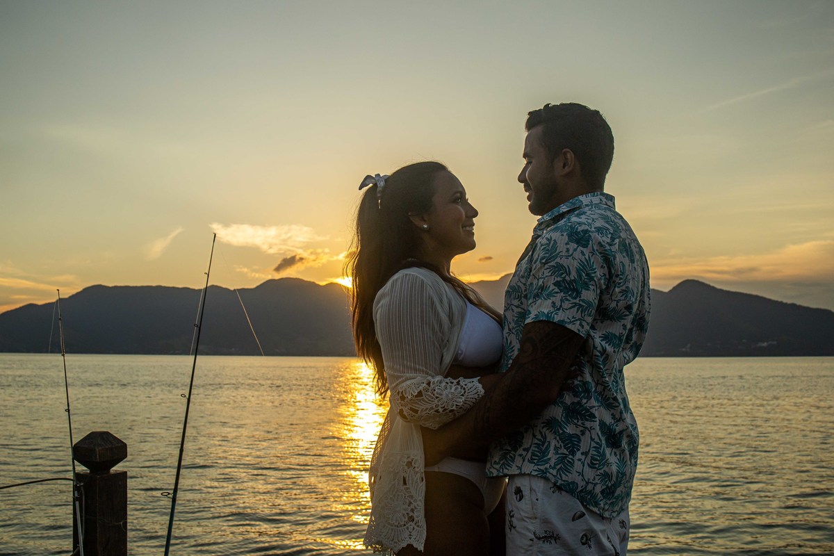 ensaio casal noivos pre wedding monica e felife na praia em ilha bela sp fotos pelo fotografo denis silveira