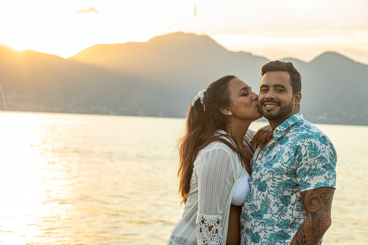 ensaio casal noivos pre wedding monica e felife na praia em ilha bela sp fotos pelo fotografo denis silveira