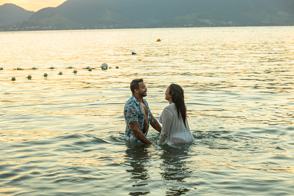 ensaio casal noivos pre wedding monica e felife na praia em ilha bela sp fotos pelo fotografo denis silveira