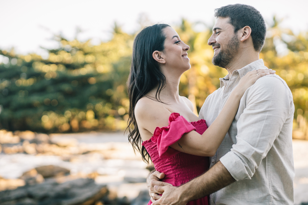 fotos ensaio pre wedding casal noivos mariana e guilherme em praia calhetas litoral norte de sao paulo fotografia pelo fotografo denis silveira