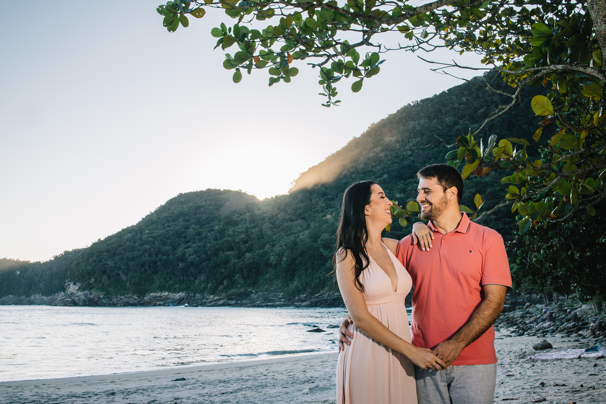 fotos ensaio pre wedding casal noivos mariana e guilherme em praia calhetas litoral norte de sao paulo fotografia pelo fotografo denis silveira