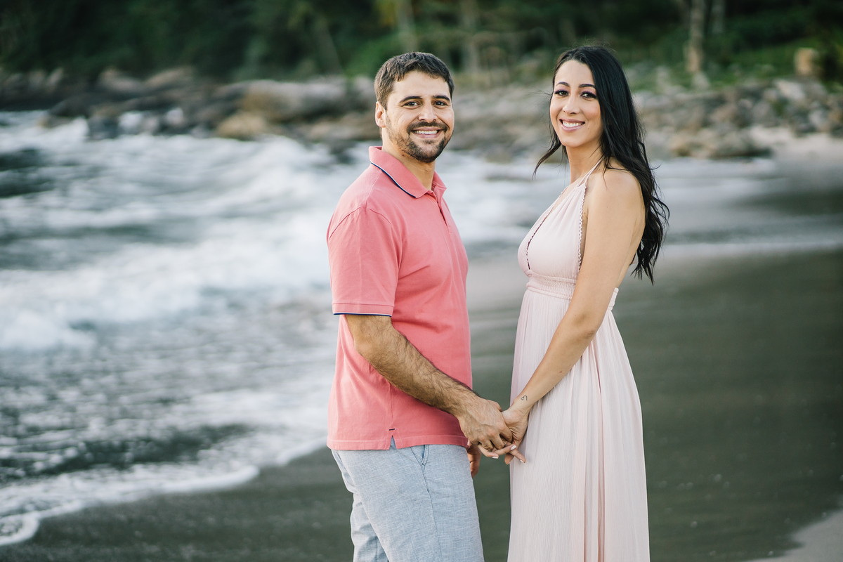 fotos ensaio pre wedding casal noivos mariana e guilherme em praia calhetas litoral norte de sao paulo fotografia pelo fotografo denis silveira