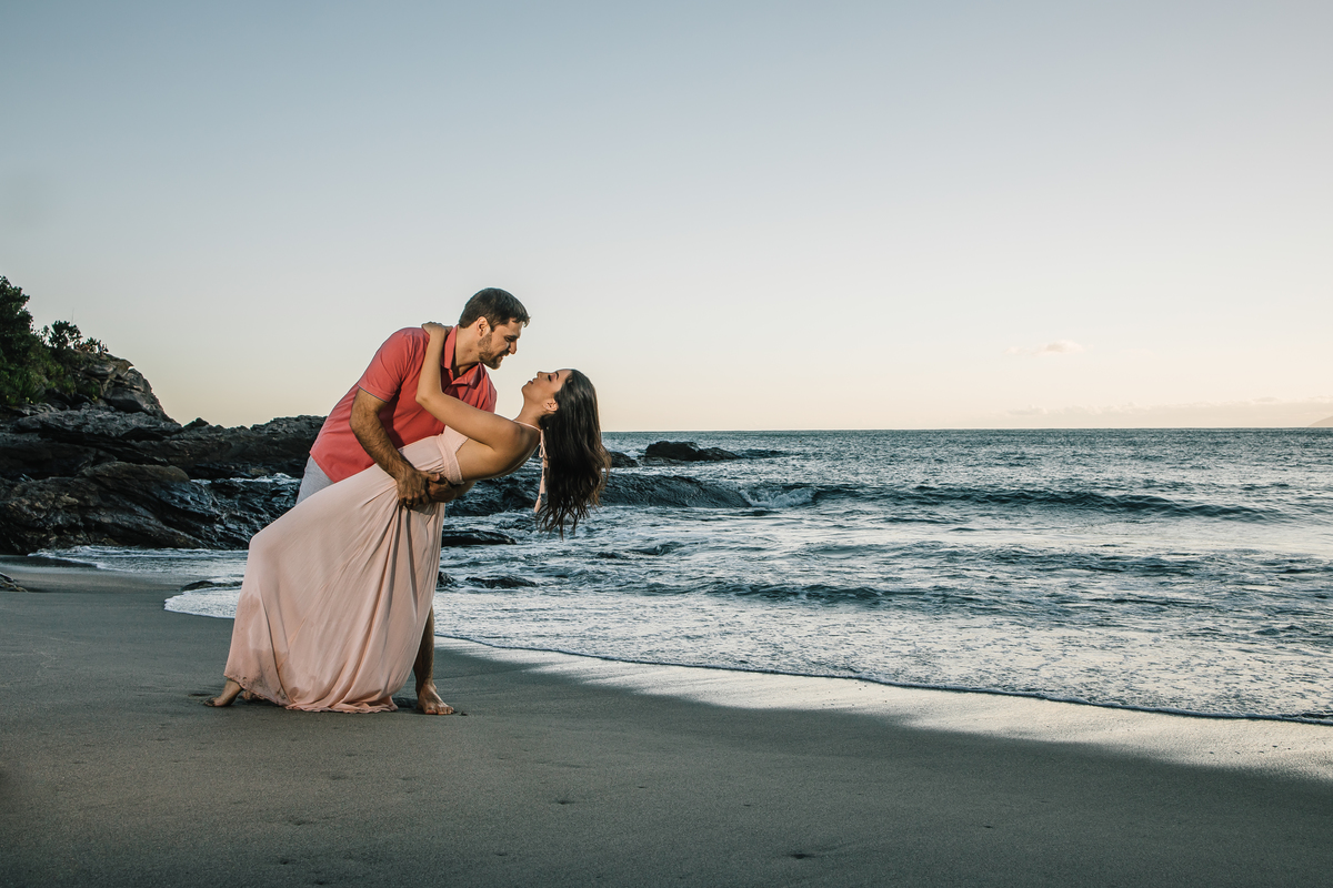 fotos ensaio pre wedding casal noivos mariana e guilherme em praia calhetas litoral norte de sao paulo fotografia pelo fotografo denis silveira