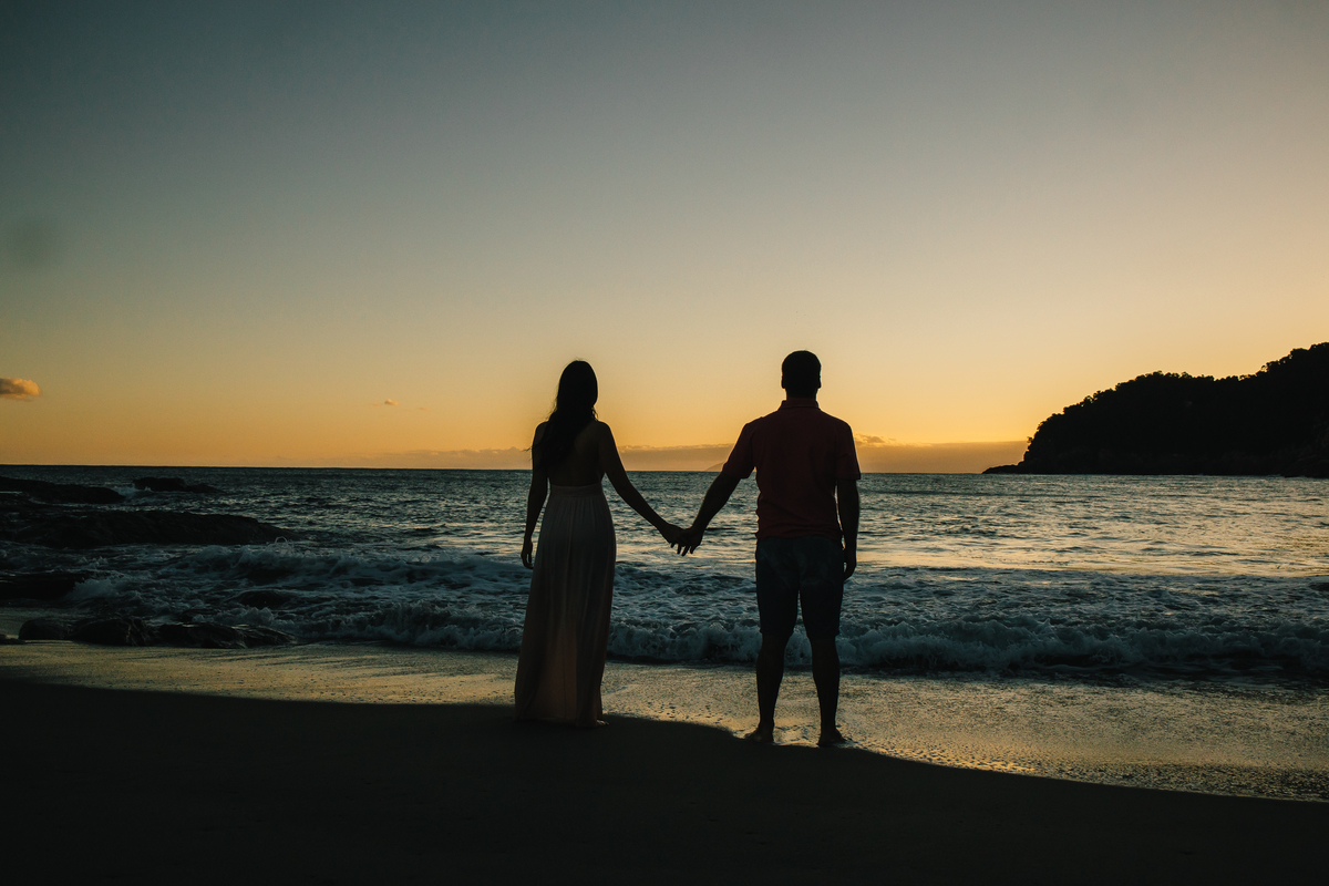 fotos ensaio pre wedding casal noivos mariana e guilherme em praia calhetas litoral norte de sao paulo fotografia pelo fotografo denis silveira