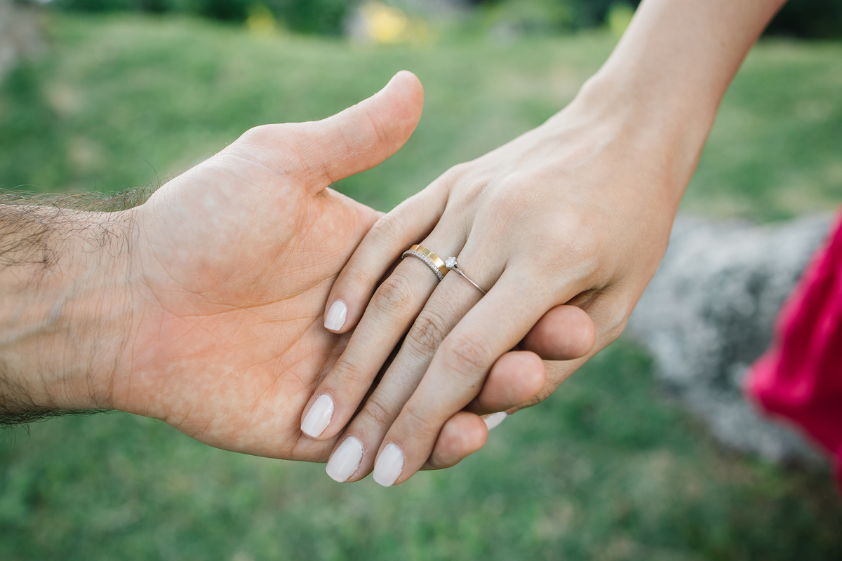 fotos ensaio pre wedding casal noivos mariana e guilherme em praia calhetas litoral norte de sao paulo fotografia pelo fotografo denis silveira