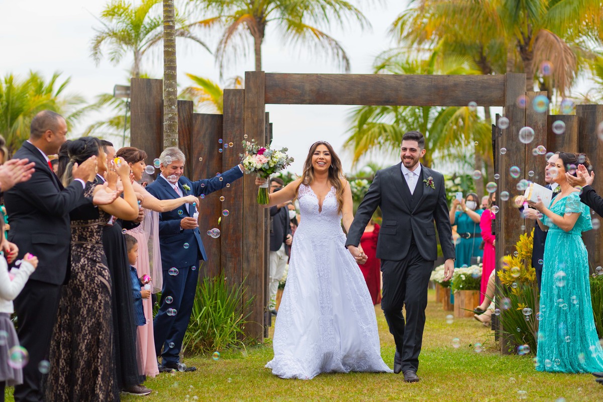 fotos de casamento no campo casal de noivos ana flavia e gustavo espaco luz do campo eventos nova odessa sp making of da noiva beauty longe paula espelho fotografia pelo fotografo denis silveira