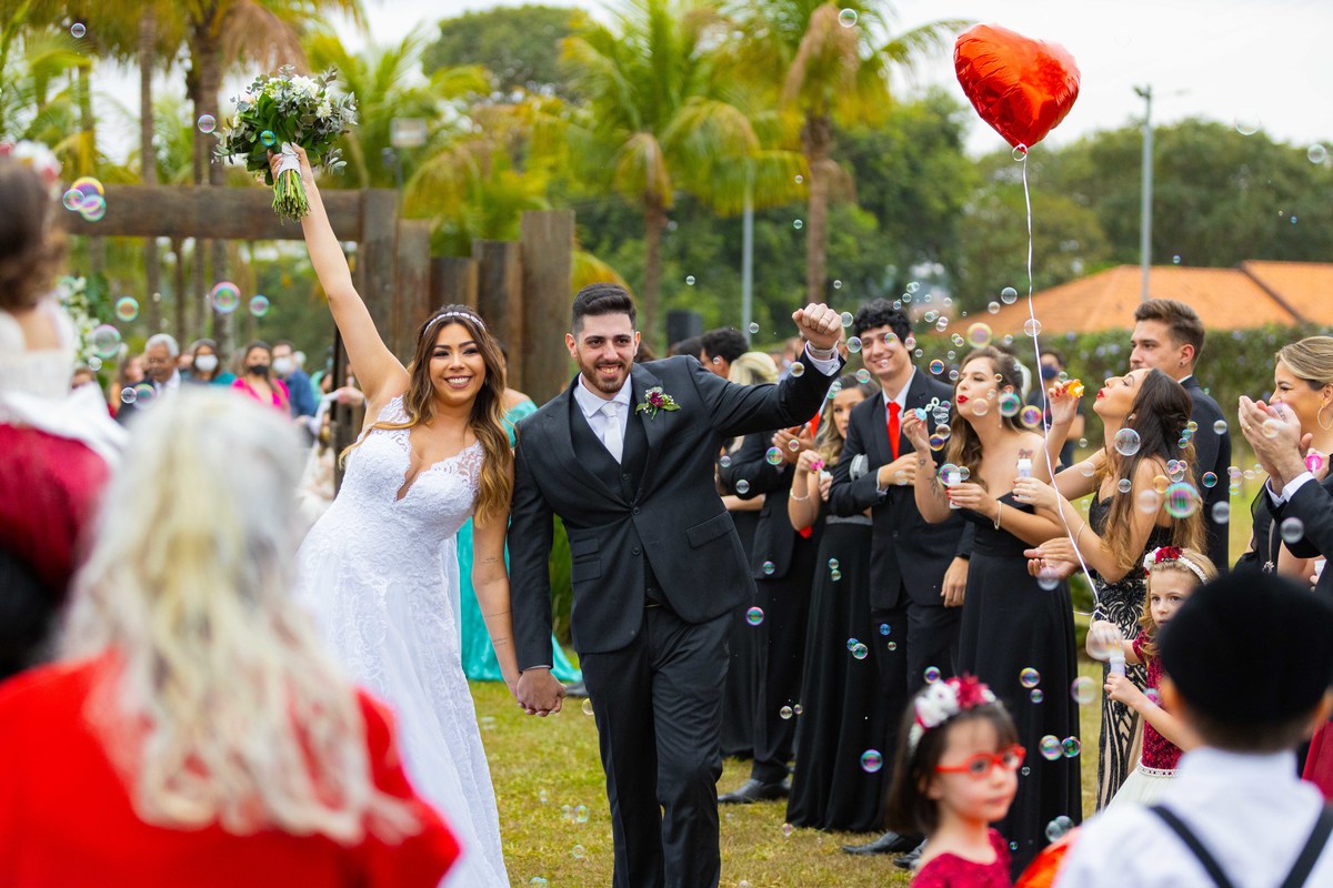fotos de casamento no campo casal de noivos ana flavia e gustavo espaco luz do campo eventos nova odessa sp making of da noiva beauty longe paula espelho fotografia pelo fotografo denis silveira