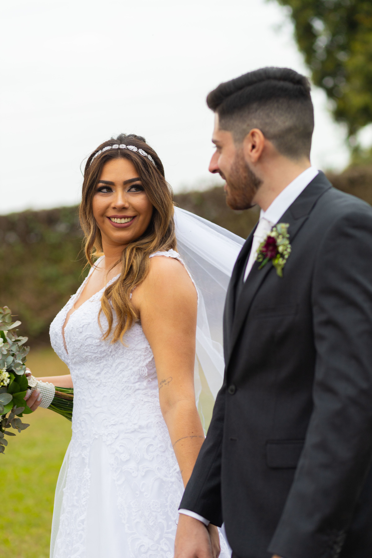 fotos de casamento no campo casal de noivos ana flavia e gustavo espaco luz do campo eventos nova odessa sp making of da noiva beauty longe paula espelho fotografia pelo fotografo denis silveira