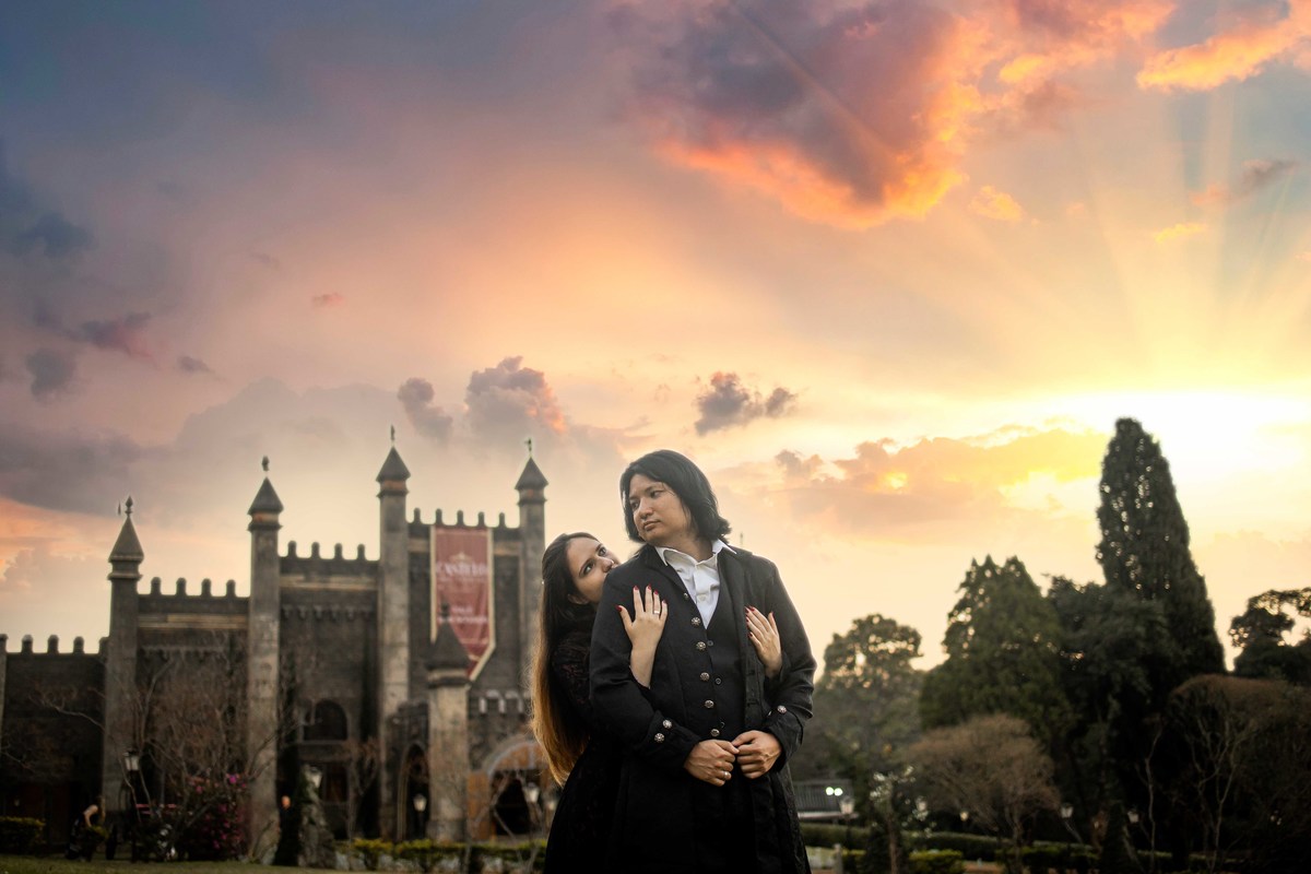 fotos estilo rock and roll de ensaio de casal pré wedding vanessa e vitor em Castelo dos Vinhais medieval em Vinhedo São Paulo fotografia pelo fotografo Denis Silveira Fotografia fotografia pre casamento